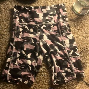 Active pink camo biker shorts, with pockets, size (M)